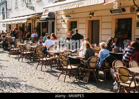 Prag, 29. September 2017: Eine beliebte Street Cafe in der Nähe der Karlsbrücke. Anwohner und Touristen Ruhe, Essen und an einem sonnigen warmen Tag kommunizieren. Stockfoto