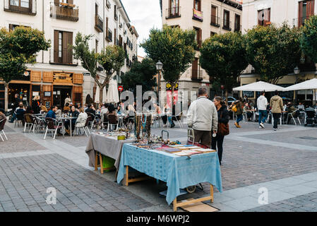 Madrid, Spanien - 3. November 2017: Flohmarkt im Malasaña Viertel in Madrid. Malasaña ist eines der angesagtesten Viertel von Madrid, gut bekannt für Stockfoto