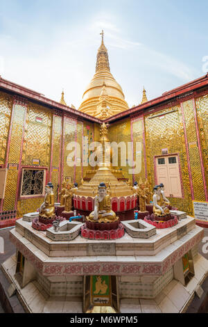 Mehrere kleine Buddha Statuen und vergoldeten Stupa in der kunstvollen Sutaungpyei Pagode am Mandalay Hill in Mandalay, Myanmar (Birma). Stockfoto