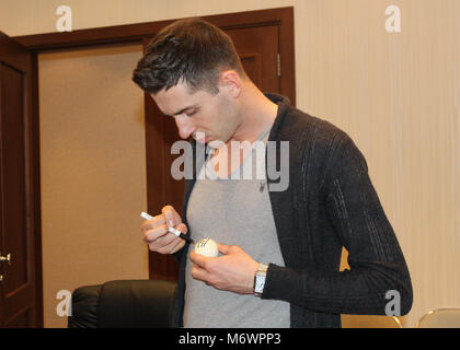 Professional snooker player Mark Selby von England gibt Autogramme während der World Snooker Turnier "Victoria Bulgarien öffnen" in Sofia, Bulgarien - Nov. 1. Stockfoto