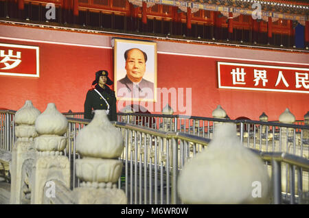 Ein Schutz ist auf seine Pflicht, Tiananmen Bewachung am Abend Stockfoto