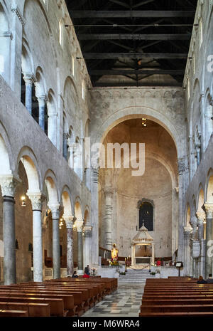 Die Kathedrale von Trani, gerade vor der Adria gelegen, ist römisch-katholisch und es ist zu St. Nikolaus der Pilger gewidmet. Es ist der Bau begann am Ende des XI Jahrhundert: die Kirche ist ein schönes Beispiel für die sogenannten romanischen Architektur. XSSML 4890 x 3239 px | 105.26 x 69.72 cm @ 118 dpi | 15,8 MP Stockfoto