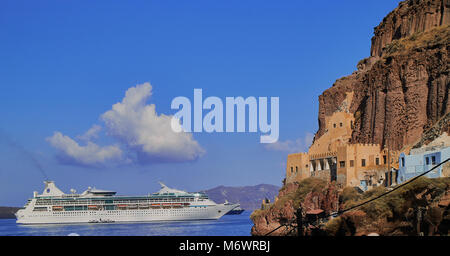 Europa, Griechenland, Kykladen, Ägäis, Santorin Insel, Fira, Hafen, Haus troglodytique Stockfoto