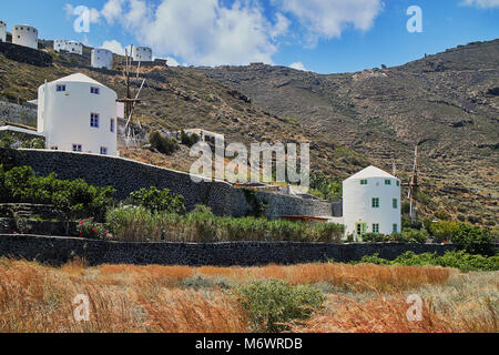 Restaurierte Windmühlen in Häuser für das Leben auf der Insel Santorini (Thira) Insel, Kykladen, Griechenland. Stockfoto