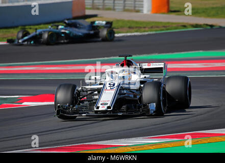 Die Alfa Romeo Sauber von Marcus Ericsson und dem Mercedes von Valtteri Bottas während der Formel 1 Tests am Barcelona-Catalunya Schaltung, am 06. März 2018 in Barcelona, Spanien. Stockfoto