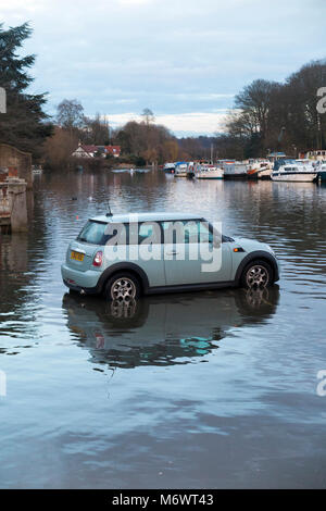 Kraftfahrer/Mini Auto fahrer schneidet sie in der schnell steigenden Wasser als Spring Tide auf der Themse droht ihr Auto Flut zu überwältigen und zu. (95) Stockfoto