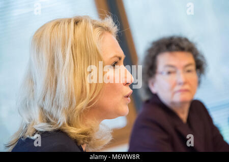 22 Februar 2018, Deutschland, Schwerin: Ministerpräsident von Mecklenburg-Vorpommern, Manuela Schwesig (L) von der Sozialdemokratischen Partei (SPD), im Gespräch mit Margit Haupt-Koopmann, Vorsitzende der Regionalen Hauptverwaltung nördlich von der Bundesagentur für Arbeit "Agentur fuer Arbeit'. Schwesig zählt auf eine Steigerung der Beschäftigung durch Digitalisierung und erwartet deutlich mehr Angebote für Langzeitarbeitslose in Kommunen. Foto: Daniel Bockwoldt/dpa Stockfoto