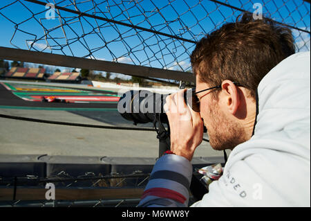 Barcelona, Spanien. 6. März, 2018. Romain Grosjean der Haas F1 Team nimmt einige Fotos, die während der Saison Formel-1-Test. Credit: Pablo Guillen Alamy Nachrichten Stockfoto