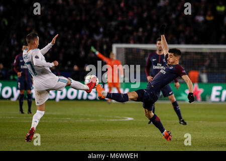 Paris, Frankreich, 6. März 2018. Juri Berchiche (PSG) kämpft um den Ball mit Lucas Vazquez (Real Madrid), UCL Champions League Match zwischen PSG vs Real Madrid im Parc des Princes Stadion in Credit: Gtres Información más Comuniación auf Linie, S.L./Alamy leben Nachrichten Stockfoto