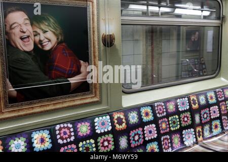 New York, NY, USA. 6. Mar, 2018. Vor einem Neustart der Achtziger Jahre fernsehen Comedy Serie "ROSEANNE" mit Roseanne Barr und John Goodman, der ABC Television Network hat eine New Yorker U-Bahn Auto verwandelt mit dem Innenraum entworfen, um zu schauen, wie der Satz 'Roseanne, mit riesigen Porträts der Hauptfiguren, Patchwork Quilt der TV-Familie Futter die Sitze, einen Kamin und Familienfotos. Die 'Roseanne revival Premieren 27. März auf der ABC-Netzwerk. © 2018 G. Ronald Lopez/DigiPixsAgain. us/Alamy leben Nachrichten Stockfoto