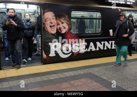 New York, NY, USA. 6. Mar, 2018. Vor einem Neustart der Achtziger Jahre fernsehen Comedy Serie "ROSEANNE" mit Roseanne Barr und John Goodman, der ABC Television Network hat eine New Yorker U-Bahn Auto verwandelt mit dem Innenraum entworfen, um zu schauen, wie der Satz 'Roseanne, mit riesigen Porträts der Hauptfiguren, Patchwork Quilt der TV-Familie Futter die Sitze, einen Kamin und Familienfotos. Die 'Roseanne revival Premieren 27. März auf der ABC-Netzwerk. © 2018 G. Ronald Lopez/DigiPixsAgain. us/Alamy leben Nachrichten Stockfoto