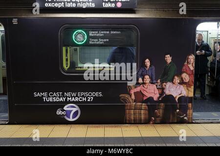 New York City, New York, USA. 6 Mär, 2018. Vor einem Neustart der Achtziger Jahre fernsehen Comedy Serie "ROSEANNE" starrte Roseanne Barr und John Goodman, der ABC Television Network hat eine New Yorker U-Bahn Auto verwandelt mit dem Innenraum entworfen, um zu schauen, wie der Satz von "Roseanne, mit riesigen Porträts der Hauptfiguren, Patchwork Quilt der TV-Familie Futter die Sitze, einen Kamin und Familienfotos. Die "Roseanne" Erweckung Premieren 27. März auf der ABC-Netzwerk. Credit: 2018 G. Ronald Lopez/ZUMA Draht/Alamy leben Nachrichten Stockfoto