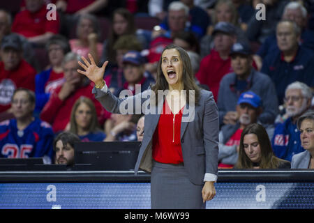 Las Vegas, Nevada, USA. 31 Jan, 2018. Gonzaga Bulldogs Haupttrainer Lisa Fortier leitet Ihr Team gegen den San Diego Toreros während der Endphase eines NCAA College Basketball Spiel bei den Frauen Finale der West Coast Conference Turnier, Dienstag, 6. März 2018 in Las Vegas. Foto von L.E. Baskow Credit: L.E. Baskow/ZUMA Draht/Alamy leben Nachrichten Stockfoto