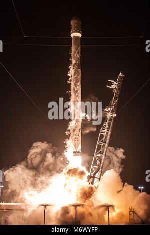 Cape Canaveral, Florida, USA. 6. März, 2018. Die SpaceX Falcon 9 Rakete Durchführung des Hispasat 30 W-6 Satelliten aus Strahlen aus dem Weltraum Komplexe 40 Start in Cape Canaveral Air Force Station März März 6, 2018 in Cape Canaveral, Florida. Der Satellit war der größte von einem Falcon 9 Rakete und den 50 erfolgreichen Start von SpaceX durchgeführt. Credit: Planetpix/Alamy leben Nachrichten Stockfoto