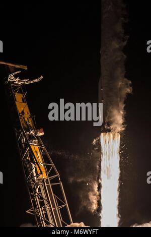 Cape Canaveral, Florida, USA. 6. März, 2018. Die SpaceX Falcon 9 Rakete Durchführung des Hispasat 30 W-6 Satelliten aus Strahlen aus dem Weltraum Komplexe 40 Start in Cape Canaveral Air Force Station März März 6, 2018 in Cape Canaveral, Florida. Der Satellit war der größte von einem Falcon 9 Rakete und den 50 erfolgreichen Start von SpaceX durchgeführt. Credit: Planetpix/Alamy leben Nachrichten Stockfoto