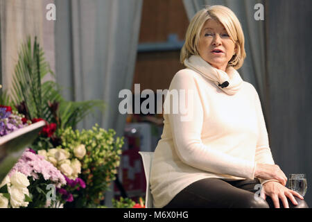 Philadelphia, PA, USA. 6 Mär, 2018. Martha Stuart dargestellt am Philadelphia Flower Show zu diskutieren und ihre 90. Buchen Sie unterzeichnen, Blumen 'Martha: Eine praktische Anleitung zum wachsenden, Sammeln und Genießen" an der Philadelphia Convention Center in Philadelphia, Pa am 6. März 2018 Credit: Star Shooter / Medien Punch/Alamy leben Nachrichten Stockfoto