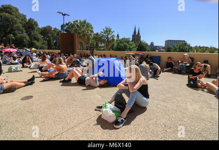 Adelaide Australien. 7. März 2018. Junge fans Warteschlange für Stunden in der Hitze und heiße Temperaturen außerhalb des Adelaide Oval zu sehen, British Pop Star Ed Sheeran ausverkauft Leistung am 7. März Credit: Amer ghazzal/Alamy leben Nachrichten Stockfoto