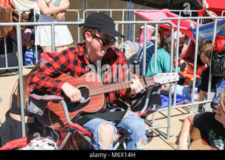 Adelaide Australien. 7. März 2018. Junge fans Warteschlange für Stunden in der Hitze und heiße Temperaturen außerhalb des Adelaide Oval zu sehen, British Pop Star Ed Sheeran ausverkauft Leistung am 7. März Credit: Amer ghazzal/Alamy leben Nachrichten Stockfoto