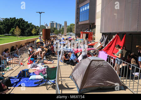 Adelaide Australien. 7. März 2018. Junge fans Warteschlange für Stunden in der Hitze und heiße Temperaturen außerhalb des Adelaide Oval zu sehen, British Pop Star Ed Sheeran ausverkauft Leistung am 7. März Credit: Amer ghazzal/Alamy leben Nachrichten Stockfoto