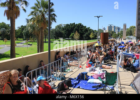 Adelaide Australien. 7. März 2018. Junge fans Warteschlange für Stunden in der Hitze und heiße Temperaturen außerhalb des Adelaide Oval zu sehen, British Pop Star Ed Sheeran ausverkauft Leistung am 7. März Credit: Amer ghazzal/Alamy leben Nachrichten Stockfoto