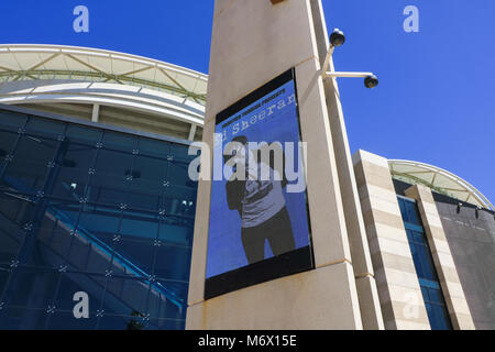 Adelaide Australien. 7. März 2018. Junge fans Warteschlange für Stunden in der Hitze und heiße Temperaturen außerhalb des Adelaide Oval zu sehen, British Pop Star Ed Sheeran ausverkauft Leistung am 7. März Credit: Amer ghazzal/Alamy leben Nachrichten Stockfoto