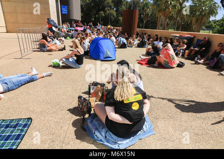 Adelaide Australien. 7. März 2018. Junge fans Warteschlange für Stunden in der Hitze und heiße Temperaturen außerhalb des Adelaide Oval zu sehen, British Pop Star Ed Sheeran ausverkauft Leistung am 7. März Credit: Amer ghazzal/Alamy leben Nachrichten Stockfoto