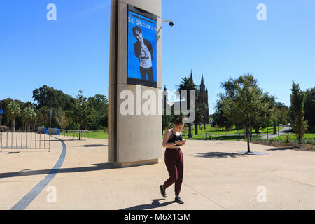 Adelaide Australien. 7. März 2018. Junge fans Warteschlange für Stunden in der Hitze und heiße Temperaturen außerhalb des Adelaide Oval zu sehen, British Pop Star Ed Sheeran ausverkauft Leistung am 7. März Credit: Amer ghazzal/Alamy leben Nachrichten Stockfoto