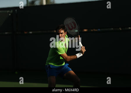 INDIAN WELLS, CA - 06. März: Roger Federer von der Schweiz Praktiken rückhandschläge während der BNP Paribas Open in Indian Wells Tennis Garden am 6. März in Indian Wells, Kalifornien 2018. Credit: Mauricio Paiz/Alamy leben Nachrichten Stockfoto