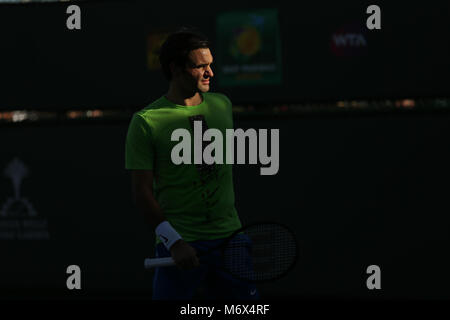 INDIAN WELLS, CA - 06. März: Roger Federer von der Schweiz geht an die Praxis Gerichte während der BNP Paribas Open in Indian Wells Tennis Garden am 6. März in Indian Wells, Kalifornien 2018. Credit: Mauricio Paiz/Alamy leben Nachrichten Stockfoto