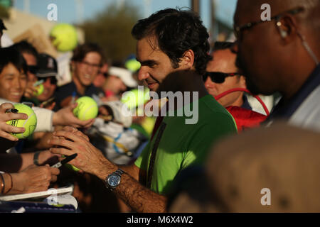 INDIAN WELLS, CA - 06. März: Roger Federer von der Schweiz Autogramme während der BNP Paribas Open in Indian Wells Tennis Garden am 6. März 2018 im kalifornischen Indian Wells. Credit: Mauricio Paiz/Alamy leben Nachrichten Stockfoto