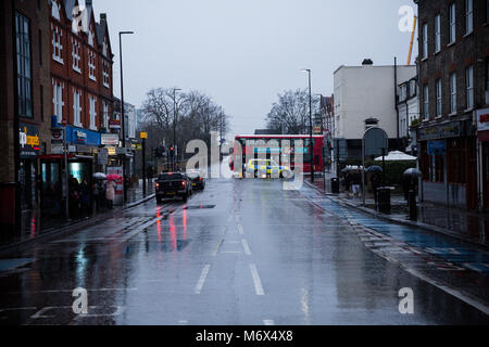 Tooting Broadway, London, UK. 7. März, 2018. Burst der Wasserleitung in den frühen Morgenstunden des 7. März 2018 zu massiven Störungen mit vielen Straßen geschlossen. Credit: Paul Gapper/Alamy leben Nachrichten Stockfoto