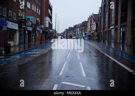 Tooting Broadway, London, UK. 7. März, 2018. Burst der Wasserleitung in den frühen Morgenstunden des 7. März 2018 zu massiven Störungen mit vielen Straßen geschlossen. Credit: Paul Gapper/Alamy leben Nachrichten Stockfoto