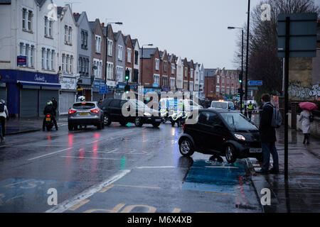 Tooting Broadway, London, UK. 7. März, 2018. Burst der Wasserleitung in den frühen Morgenstunden des 7. März 2018 zu massiven Störungen mit vielen Straßen geschlossen. Credit: Paul Gapper/Alamy leben Nachrichten Stockfoto