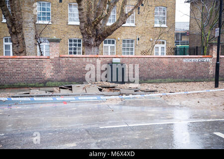 Tooting Broadway, London, UK. 7. März, 2018. Burst der Wasserleitung in den frühen Morgenstunden des 7. März 2018 zu massiven Störungen mit vielen Straßen geschlossen. Credit: Paul Gapper/Alamy leben Nachrichten Stockfoto