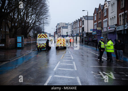 Tooting Broadway, London, UK. 7. März, 2018. Burst der Wasserleitung in den frühen Morgenstunden des 7. März 2018 zu massiven Störungen mit vielen Straßen geschlossen. Credit: Paul Gapper/Alamy leben Nachrichten Stockfoto