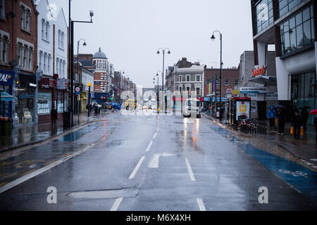 Tooting Broadway, London, UK. 7. März, 2018. Burst der Wasserleitung in den frühen Morgenstunden des 7. März 2018 zu massiven Störungen mit vielen Straßen geschlossen. Credit: Paul Gapper/Alamy leben Nachrichten Stockfoto