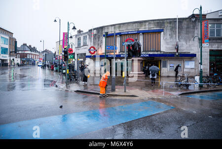 Tooting Broadway, London, UK. 7. März, 2018. Burst der Wasserleitung in den frühen Morgenstunden des 7. März 2018 zu massiven Störungen mit vielen Straßen geschlossen. Credit: Paul Gapper/Alamy leben Nachrichten Stockfoto