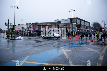 Tooting Broadway, London, UK. 7. März, 2018. Burst der Wasserleitung in den frühen Morgenstunden des 7. März 2018 zu massiven Störungen mit vielen Straßen geschlossen. Credit: Paul Gapper/Alamy leben Nachrichten Stockfoto