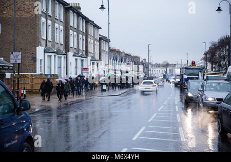 Tooting Broadway, London, UK. 7. März, 2018. Burst der Wasserleitung in den frühen Morgenstunden des 7. März 2018 zu massiven Störungen mit vielen Straßen geschlossen. Credit: Paul Gapper/Alamy leben Nachrichten Stockfoto