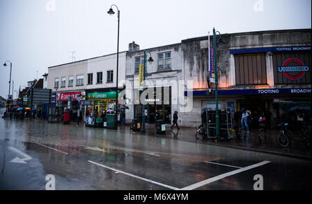 Tooting Broadway, London, UK. 7. März, 2018. Burst der Wasserleitung in den frühen Morgenstunden des 7. März 2018 zu massiven Störungen mit vielen Straßen geschlossen. Credit: Paul Gapper/Alamy leben Nachrichten Stockfoto