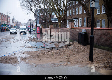 Tooting Broadway, London, UK. 7. März, 2018. Burst der Wasserleitung in den frühen Morgenstunden des 7. März 2018 zu massiven Störungen mit vielen Straßen geschlossen. Credit: Paul Gapper/Alamy leben Nachrichten Stockfoto