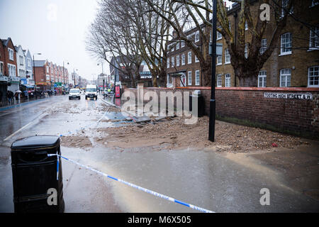 Tooting Broadway, London, UK. 7. März, 2018. Burst der Wasserleitung in den frühen Morgenstunden des 7. März 2018 zu massiven Störungen mit vielen Straßen geschlossen. Credit: Paul Gapper/Alamy leben Nachrichten Stockfoto