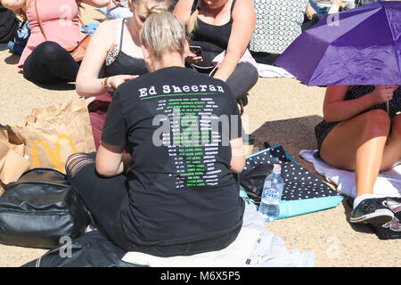 Adelaide Australien. 7. März 2018. Junge fans Warteschlange in der hohen Hitze und heiße Temperaturen außerhalb des Adelaide Oval zu sehen, British Pop Star Ed Sheeran ausverkauft Leistung am 7. März Credit: Amer ghazzal/Alamy leben Nachrichten Stockfoto