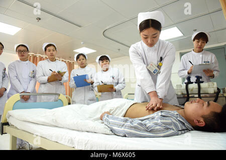 Shijiazhuang, Shijiazhuang, China. 7 Mär, 2018. Shijiazhuang, China-7. März 2018: Krankenschwestern sorgen ein skills Contest an einem Krankenhaus ahed Internationaler Tag der Frau in Shijiazhuang, nördlich der chinesischen Provinz Hebei. Credit: SIPA Asien/ZUMA Draht/Alamy leben Nachrichten Stockfoto