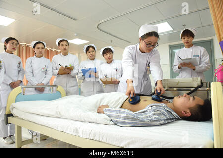 Shijiazhuang, Shijiazhuang, China. 7 Mär, 2018. Shijiazhuang, China-7. März 2018: Krankenschwestern sorgen ein skills Contest an einem Krankenhaus ahed Internationaler Tag der Frau in Shijiazhuang, nördlich der chinesischen Provinz Hebei. Credit: SIPA Asien/ZUMA Draht/Alamy leben Nachrichten Stockfoto