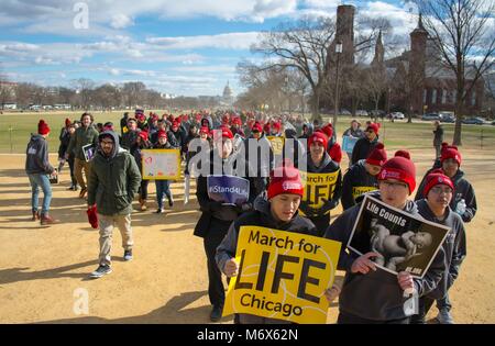 Washington Dc, Washington DC, USA. 27 Jan, 2017. Tausende beteiligen, der Marsch für das Leben, eine jährliche Rallye gegen Abtreibung, in Washington, DC Pro-life-Aktivisten gehalten am Washington Monument sammeln zu hören, Vice President Mike Pence sprechen. Mike Pence ist der erste Vizepräsident des Jahrzehnte alten jährliche Rallye Credit: untitled -14-2. jpg/SOPA Images/ZUMA Draht/Alamy leben Nachrichten Stockfoto