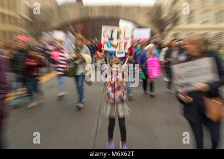 Washington Dc, Washington DC, USA. 21 Jan, 2017. Hunderttausende von Demonstranten füllen die Straße im März Demonstration der Frauen in Washington. Größer als erwarteten Massen von Frauen und ihre Verbündeten ihre Stimme gegen die neue Administration erhoben und zur Unterstützung der Rechte der Frauen, Gesundheit, Gleichheit, Vielfalt und Integration der Credit: Ohne Titel-16.jpg /images/SOPA ZUMA Draht/Alamy leben Nachrichten Stockfoto