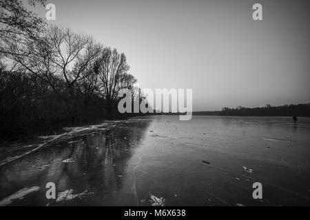 Posen, Großpolen, Polen. 3 Mär, 2018. Orte - die gefrorenen See. Credit: Dawid Tatarkiewicz/ZUMA Draht/Alamy leben Nachrichten Stockfoto