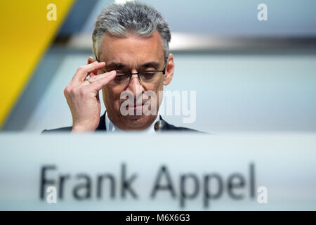 07 März 2018, Deutschland, Bonn: Dr. Frank Appel, Vorstandsvorsitzender der Deutschen Post DHL, Deutsche Post und internationalen Kurierdienst Firma, spricht während der jährlichen Bilanz drücken Sie die Konferenz. Die Deutsche Börse börsennotierte Unternehmen ist der Bekanntgabe der Geschäftsergebnisse 2017 und Aussichten für 2018. Foto: Federico Gambarini/dpa Stockfoto