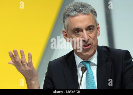 07 März 2018, Deutschland, Bonn: Dr. Frank Appel, Vorstandsvorsitzender der Deutschen Post DHL, Deutsche Post und internationalen Kurierdienst Firma, spricht während der jährlichen Bilanz drücken Sie die Konferenz. Die Deutsche Börse börsennotierte Unternehmen ist der Bekanntgabe der Geschäftsergebnisse 2017 und Aussichten für 2018. Foto: Federico Gambarini/dpa Stockfoto